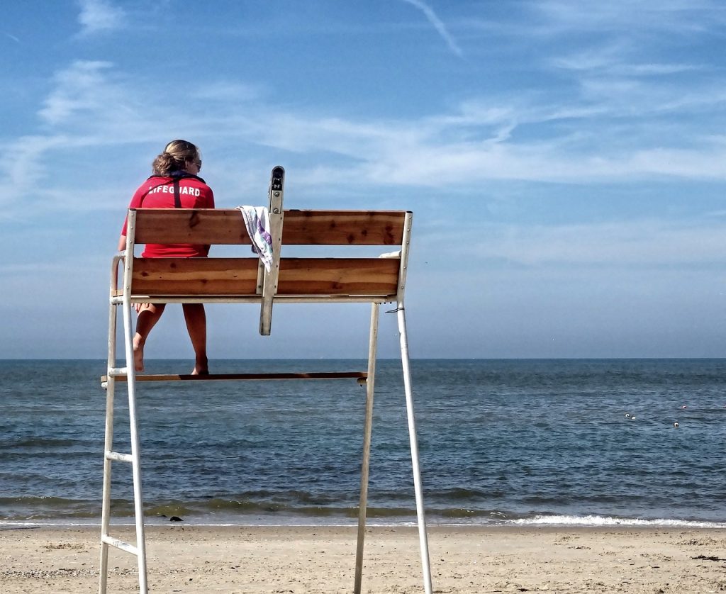 Mit einem hohen Maß an Idealismus sitzt eine Rettungsschwimmerin auf ihrem Aussichtssitz
