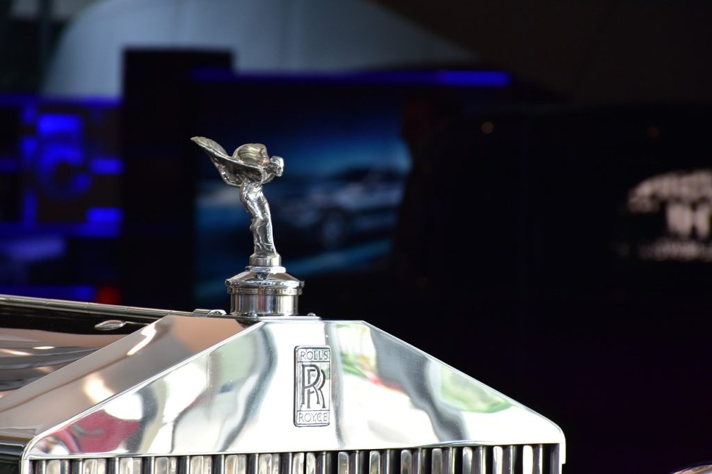 Das Bild zeigt die Motorhaube, das Emblem und die Kühlerfigur einer Rolls Royce